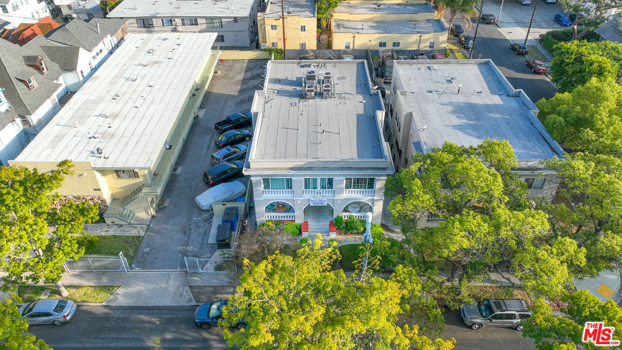 1220 W 27th St