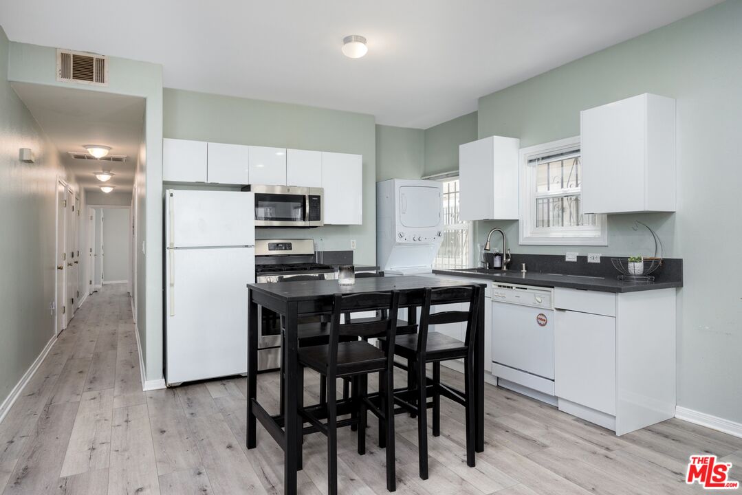 1220 W 27th St