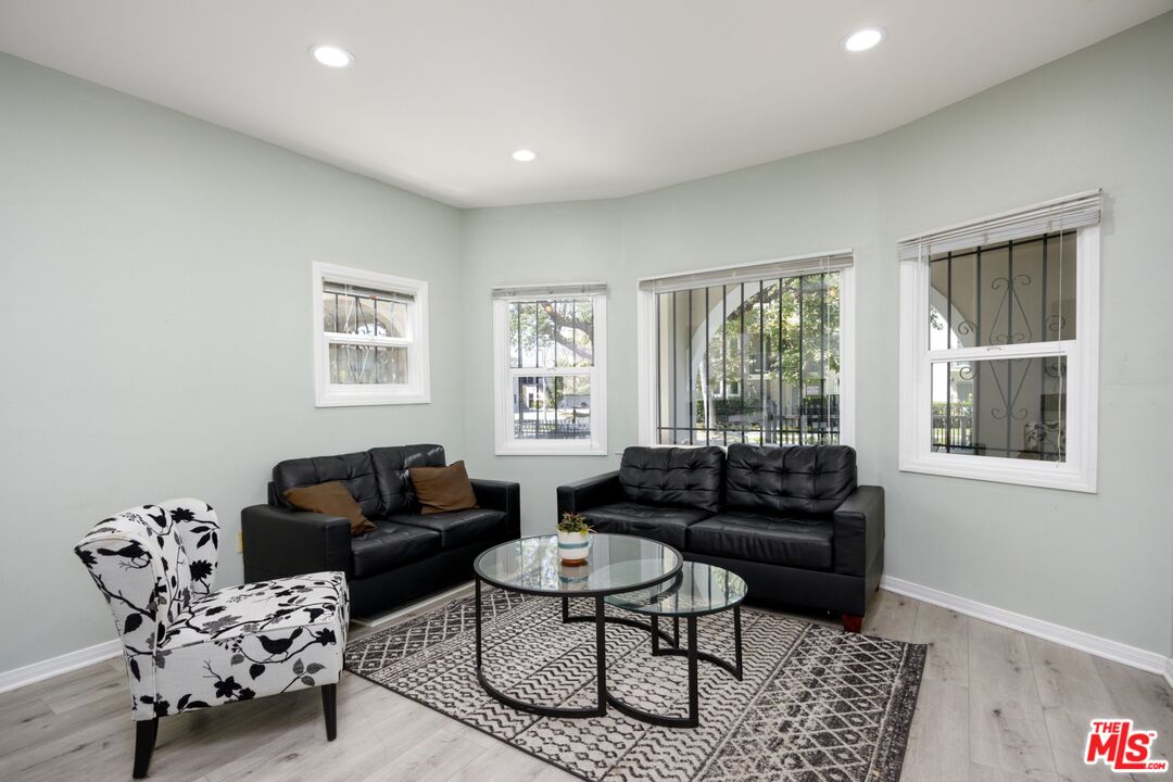 1220 W 27th St