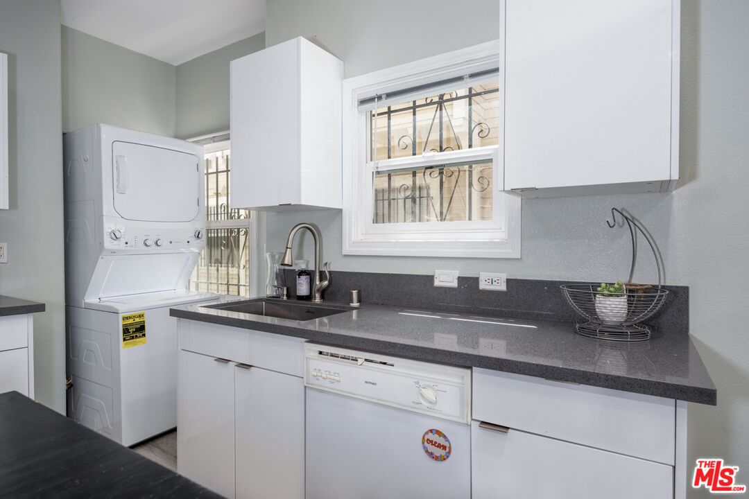 1220 W 27th St