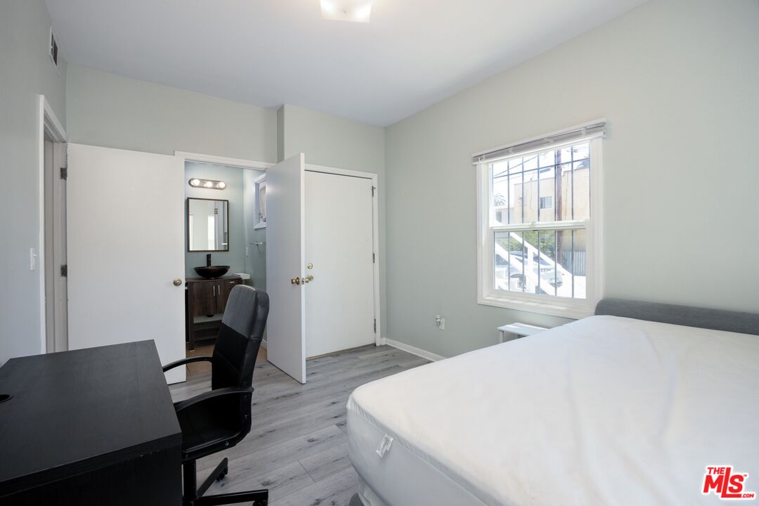 1220 W 27th St
