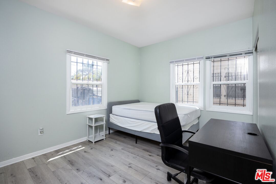 1220 W 27th St