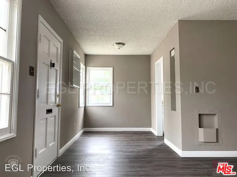 315 W Queen St
