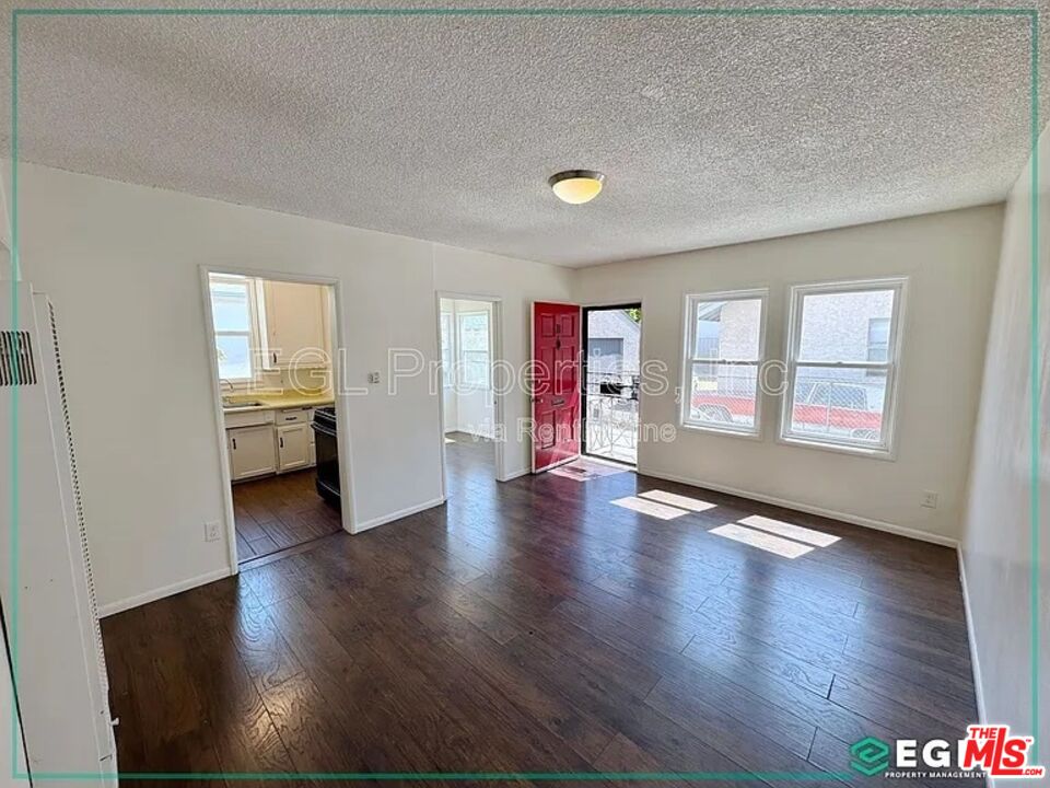 315 W Queen St