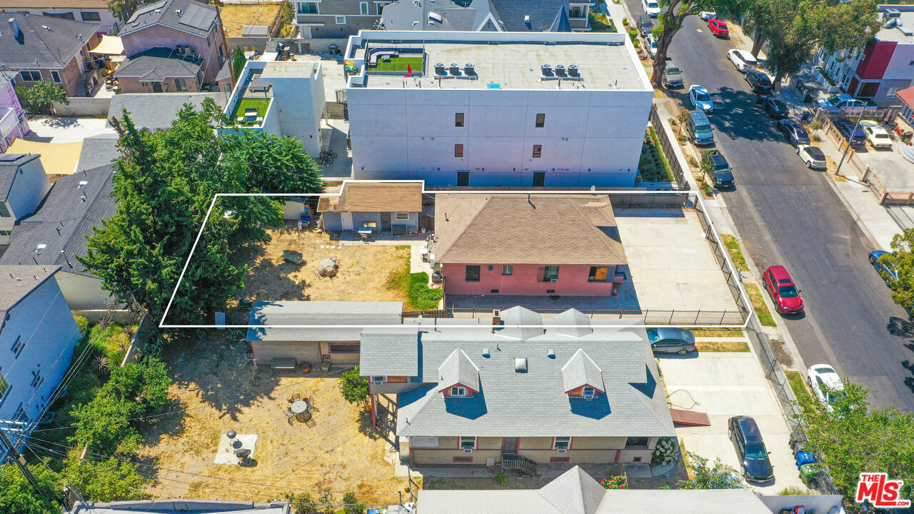 1158 W 37th Pl