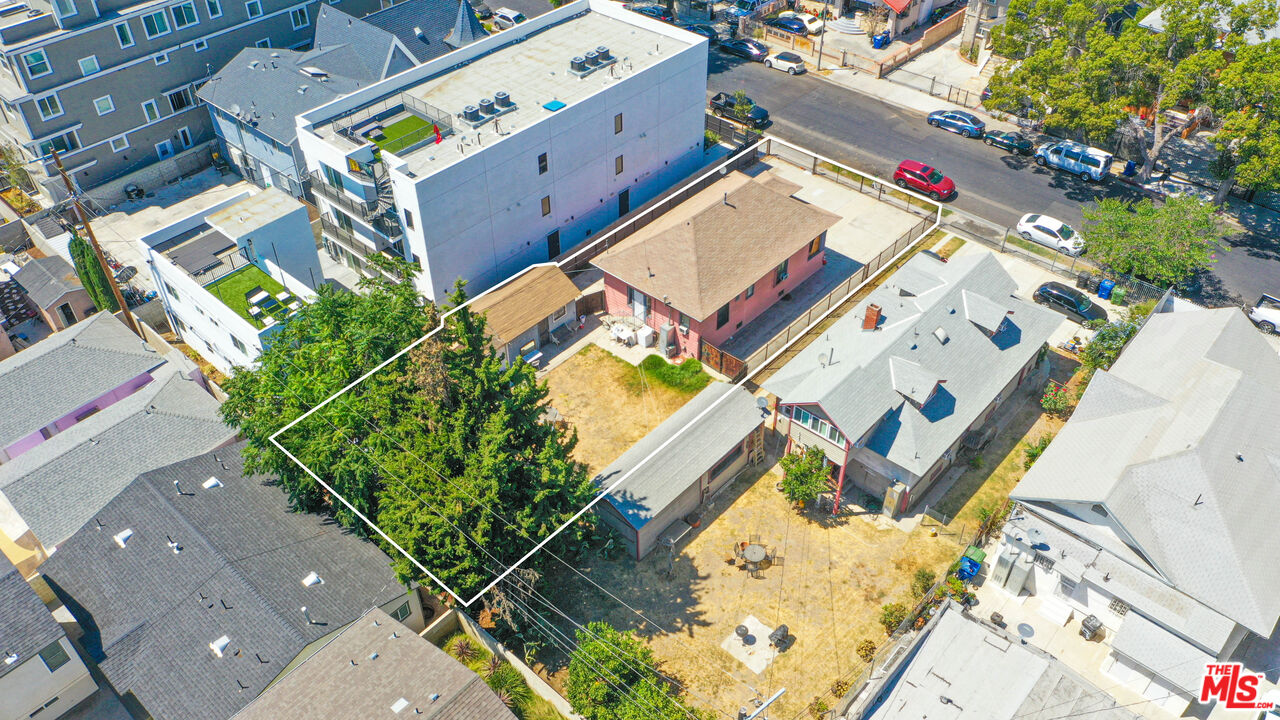 1158 W 37th Pl