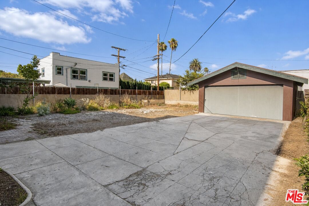 2750 Raymond Ave