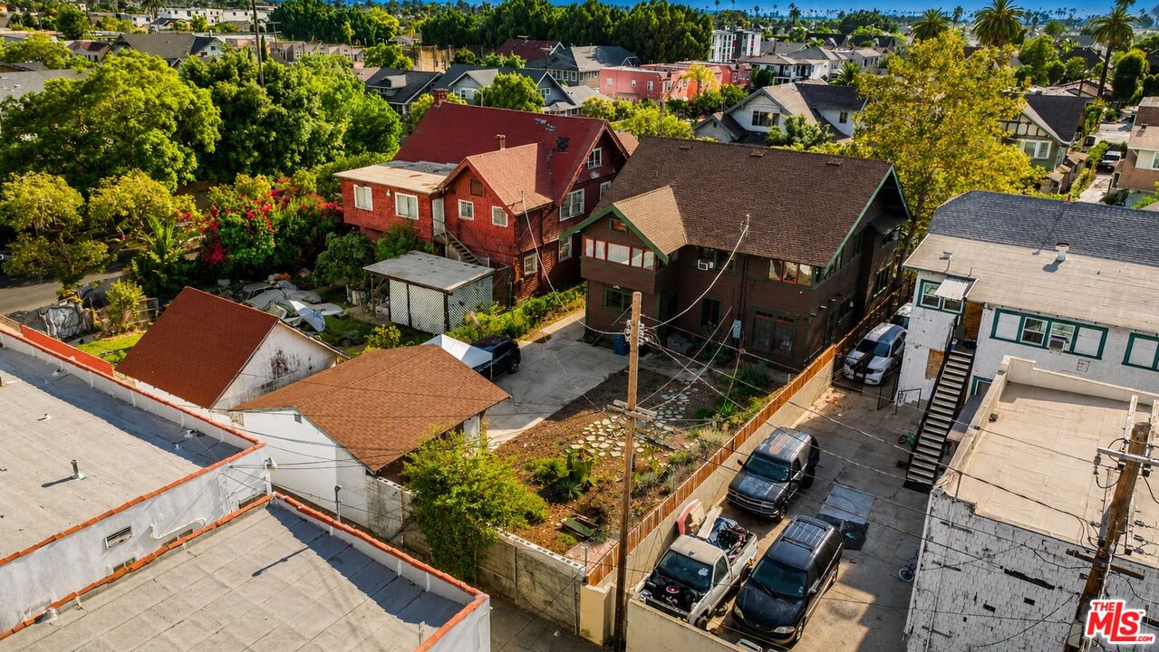 2750 Raymond Ave