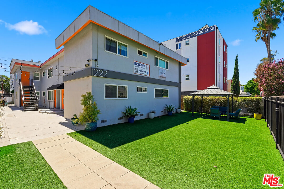 1216 W 37th Pl