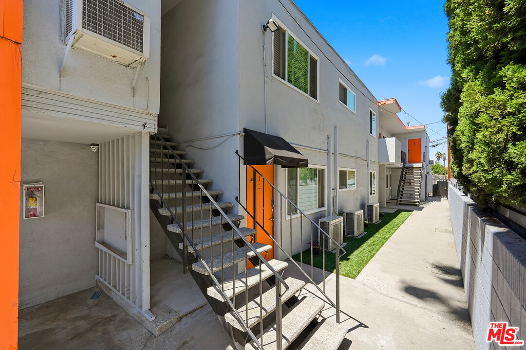 1216 W 37th Pl