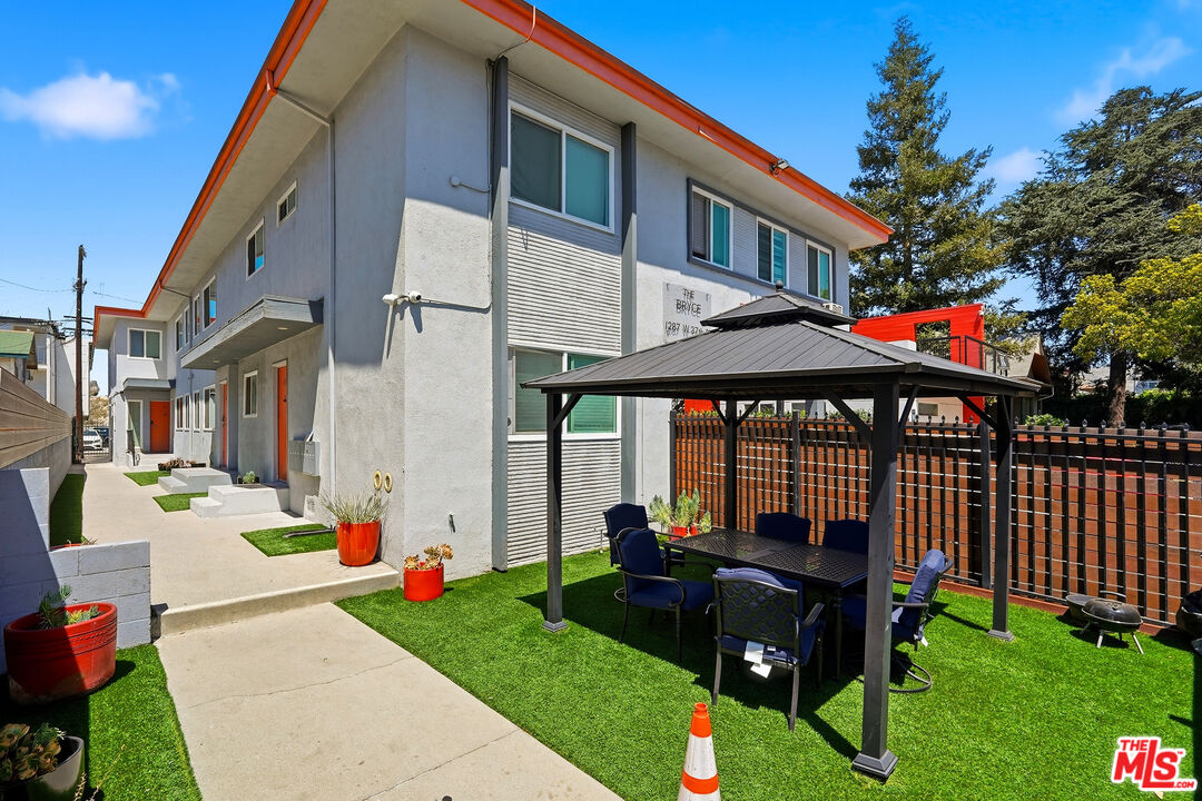 1216 W 37th Pl