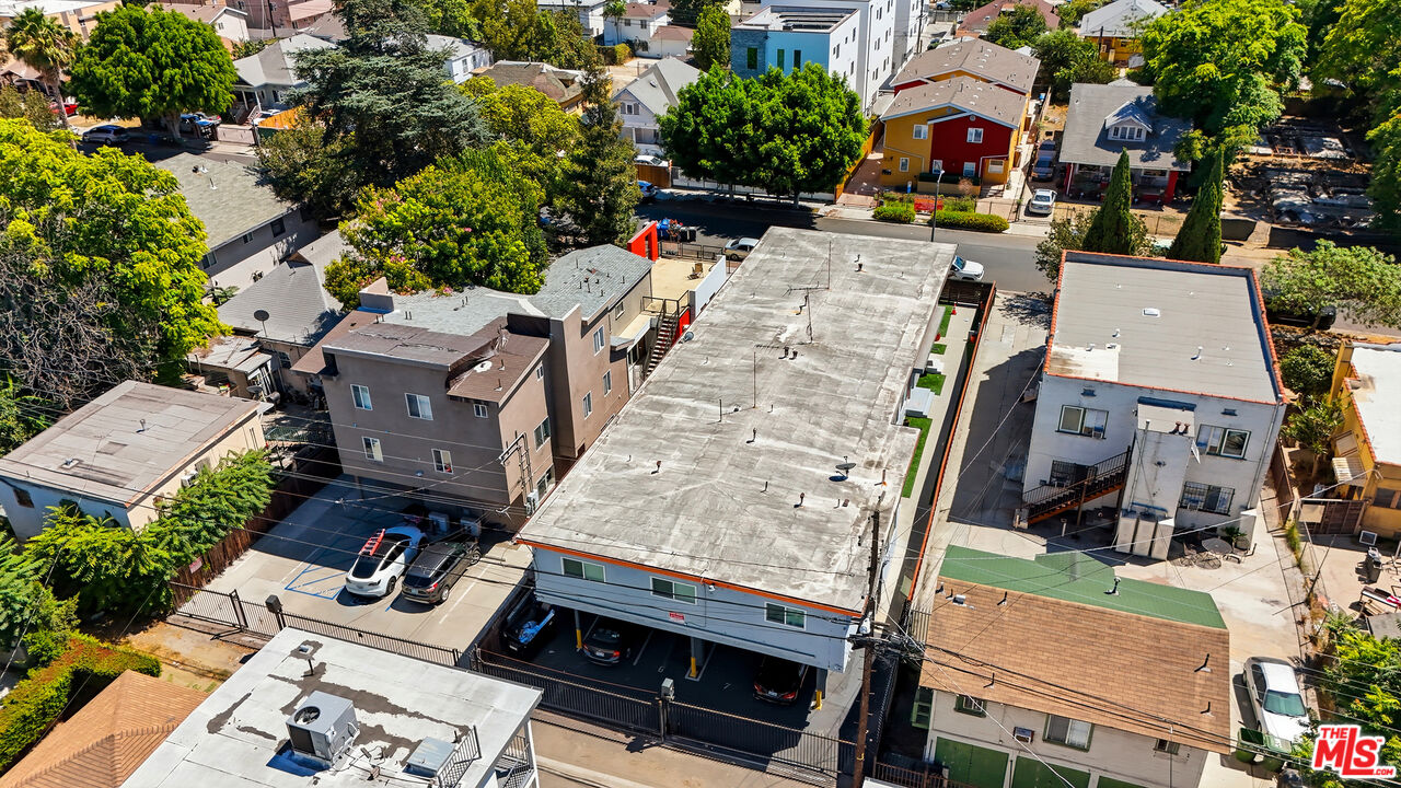 1216 W 37th Pl