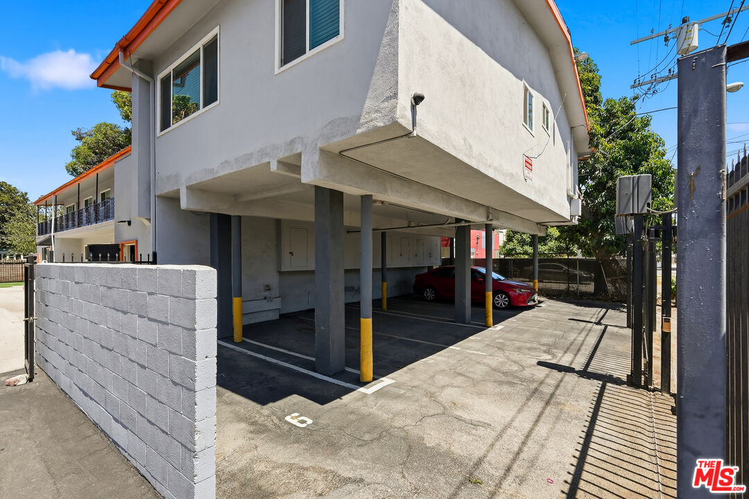 1216 W 37th Pl