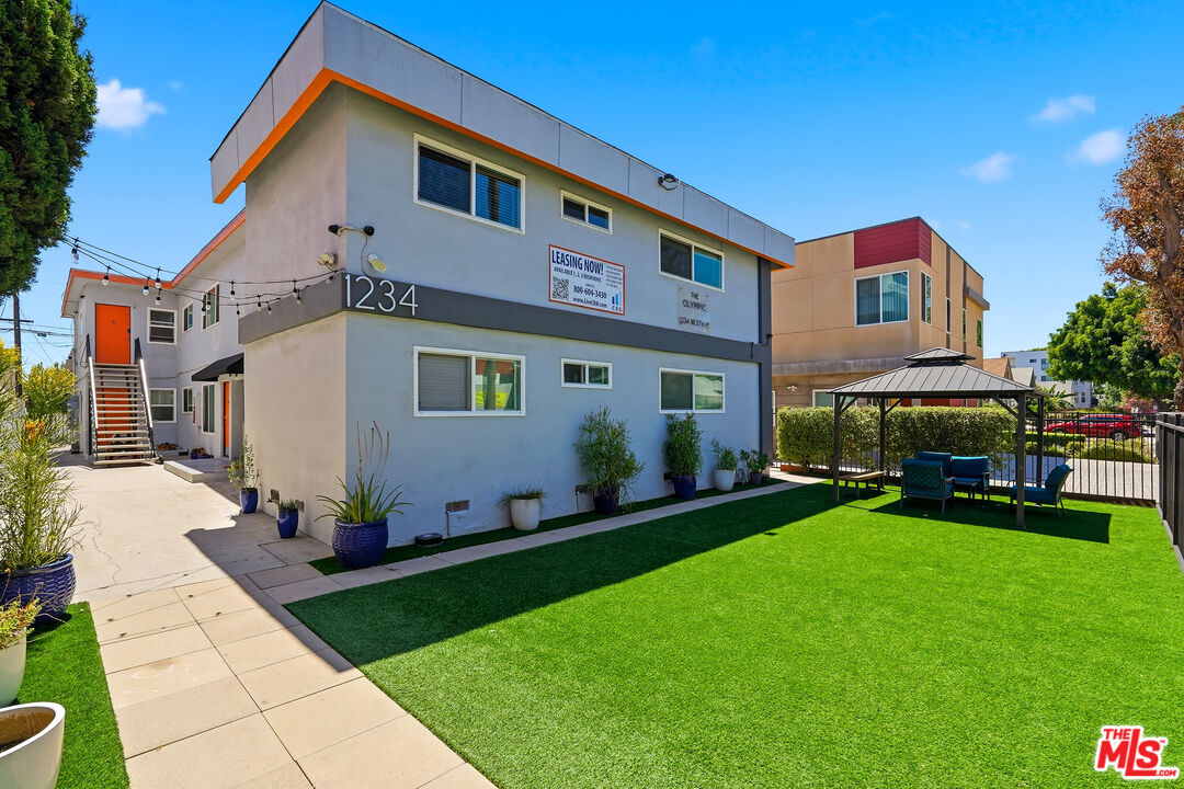 1216 W 37th Pl