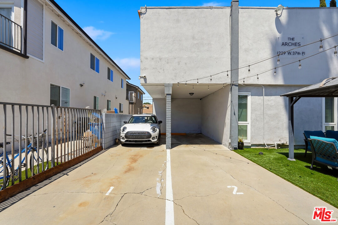 1216 W 37th Pl