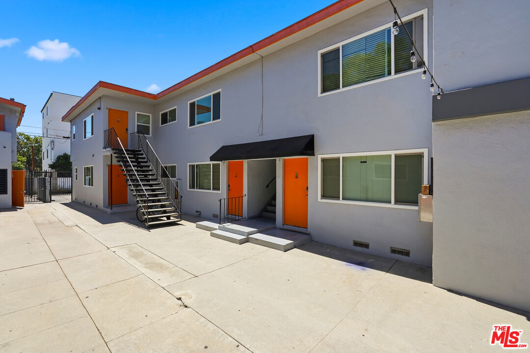 1216 W 37th Pl