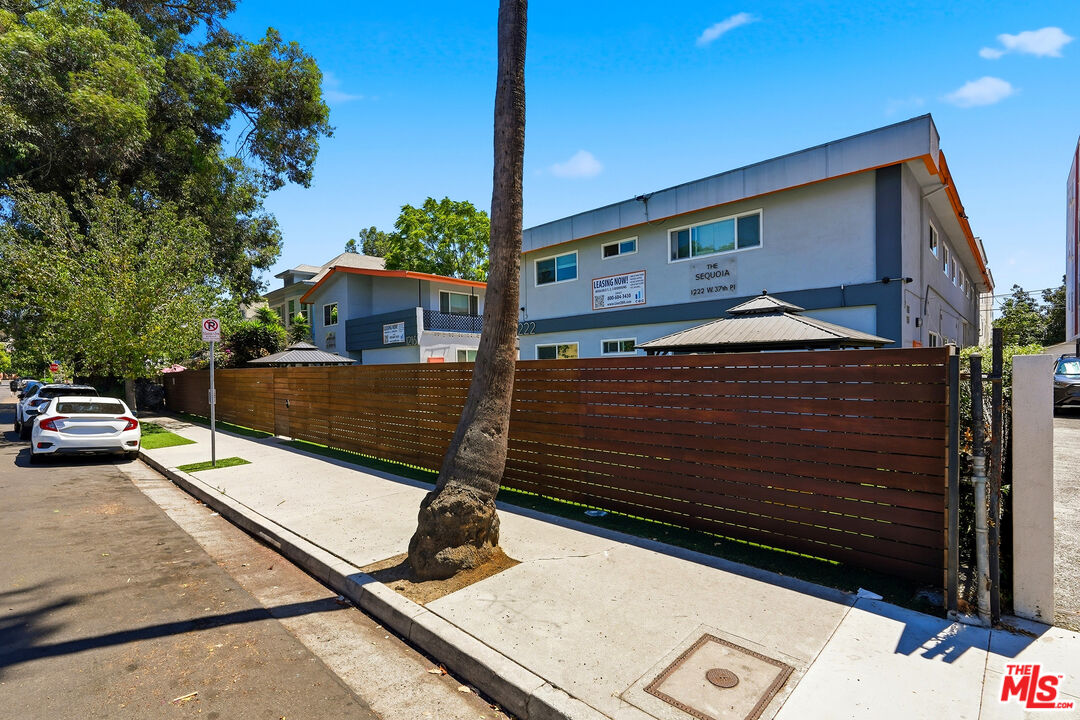 1216 W 37th Pl