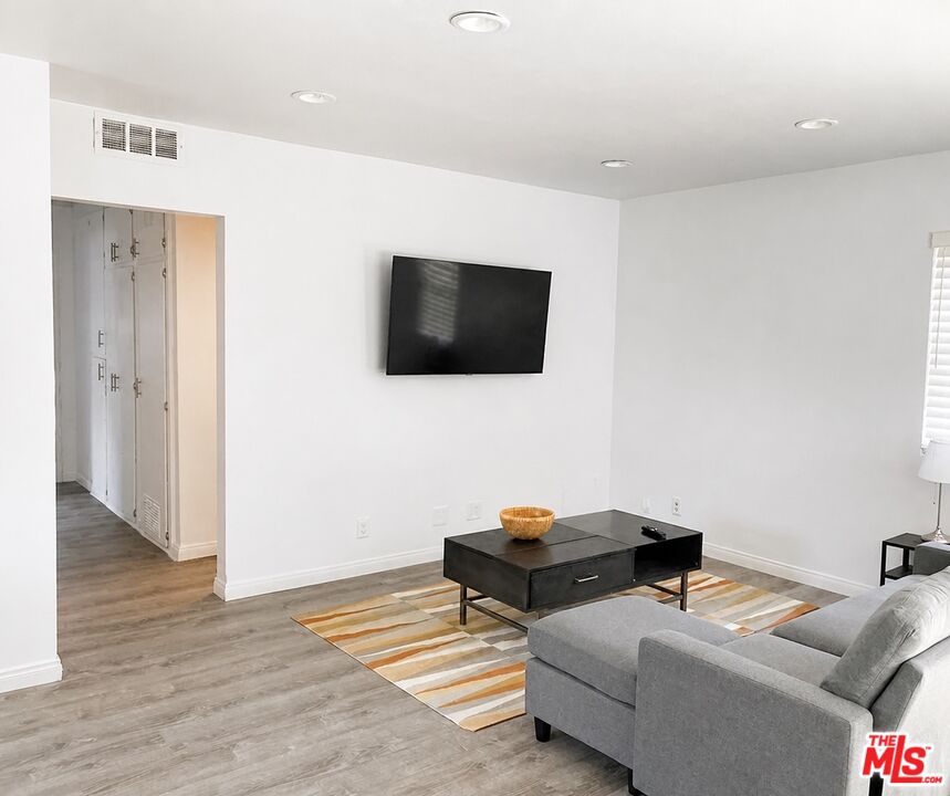 1287 W 37th Pl