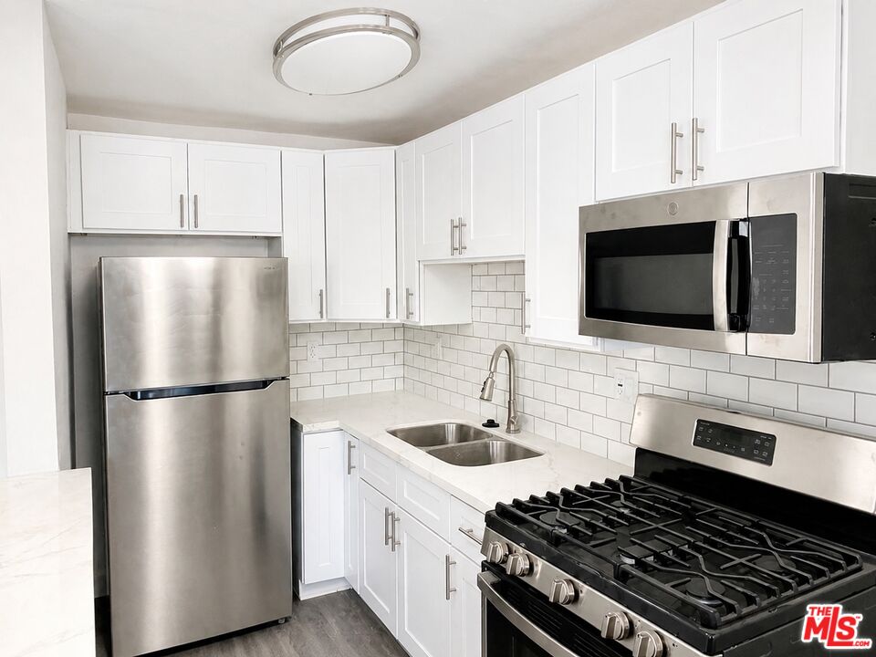1287 W 37th Pl
