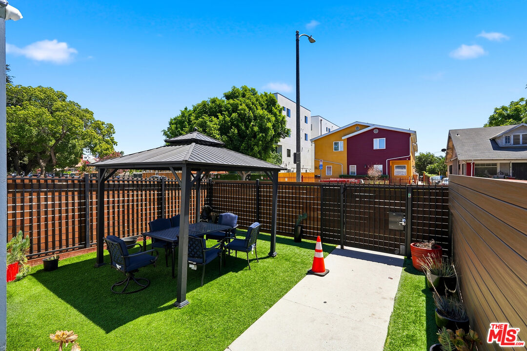 1287 W 37th Pl
