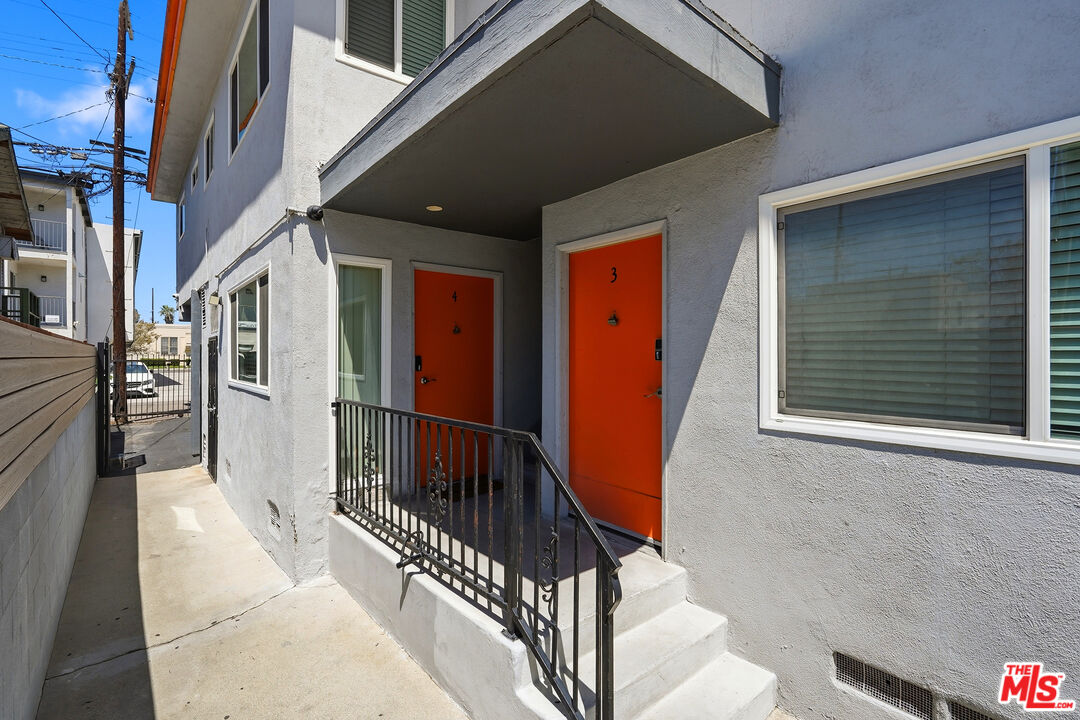 1287 W 37th Pl