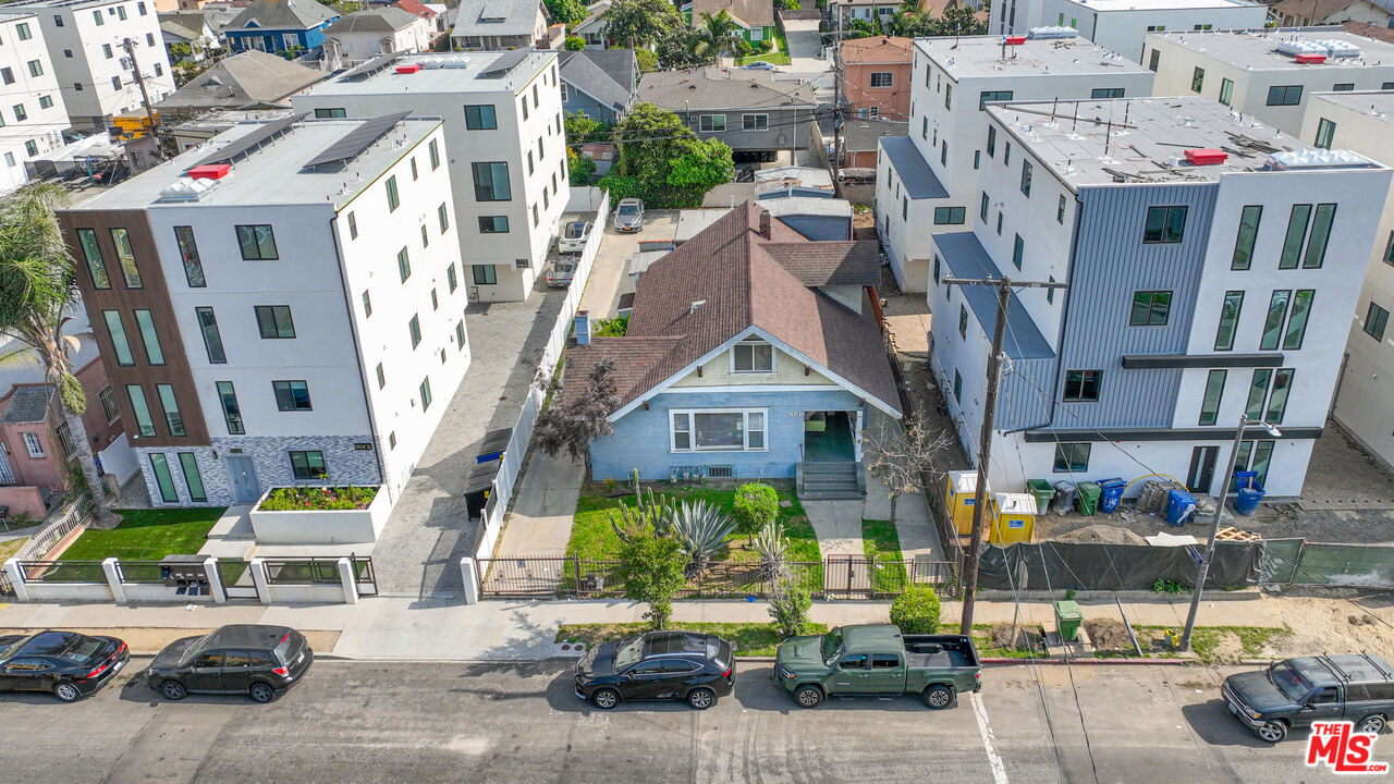 1318 W 35th Pl