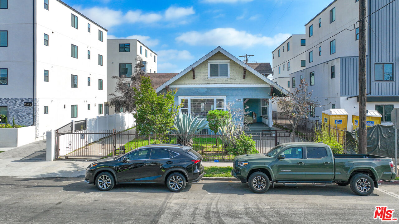 1318 W 35th Pl