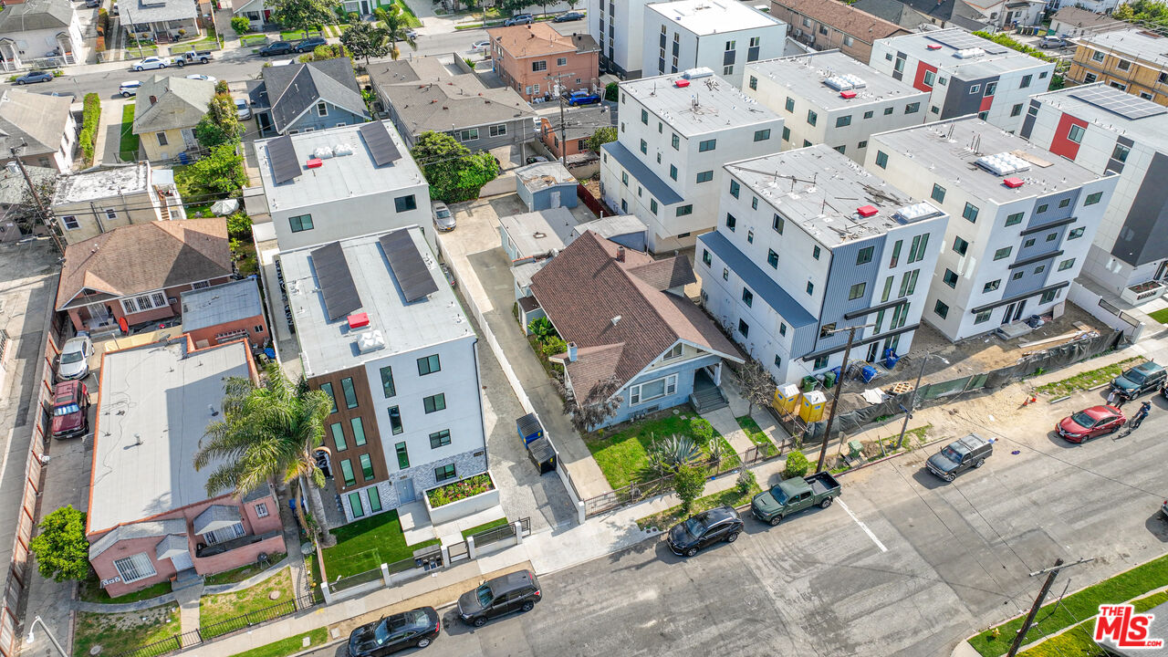 1318 W 35th Pl
