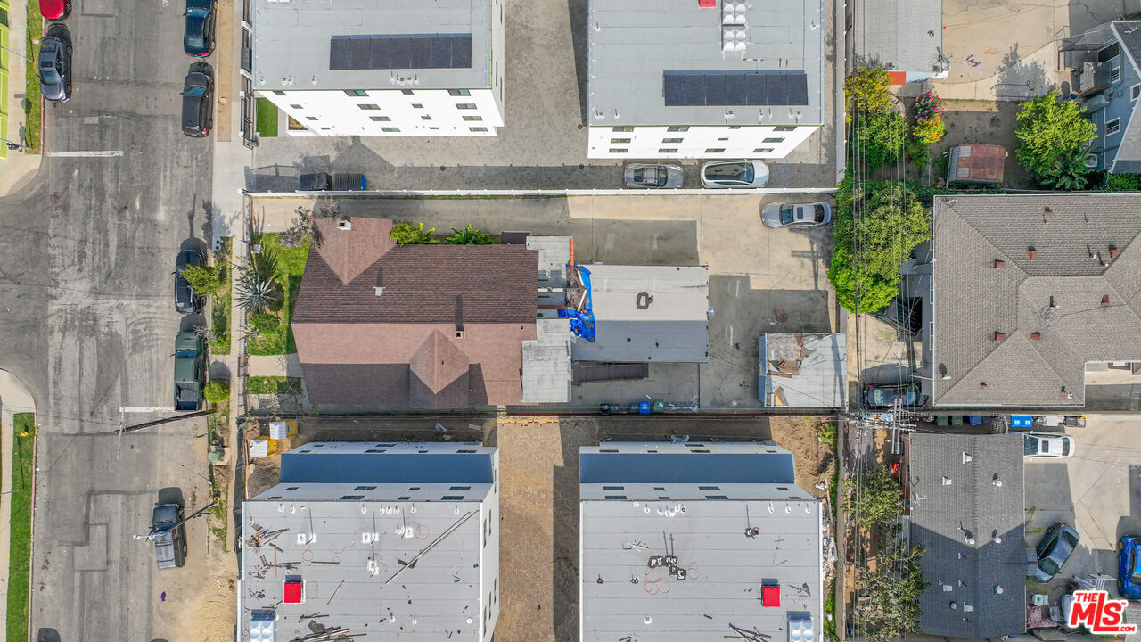 1318 W 35th Pl