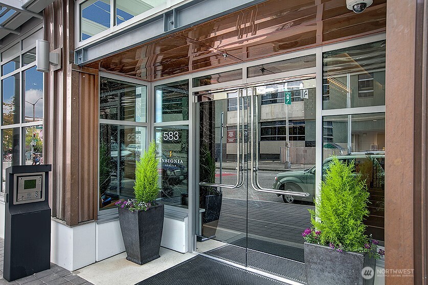583 Battery Street Unit: 2208N