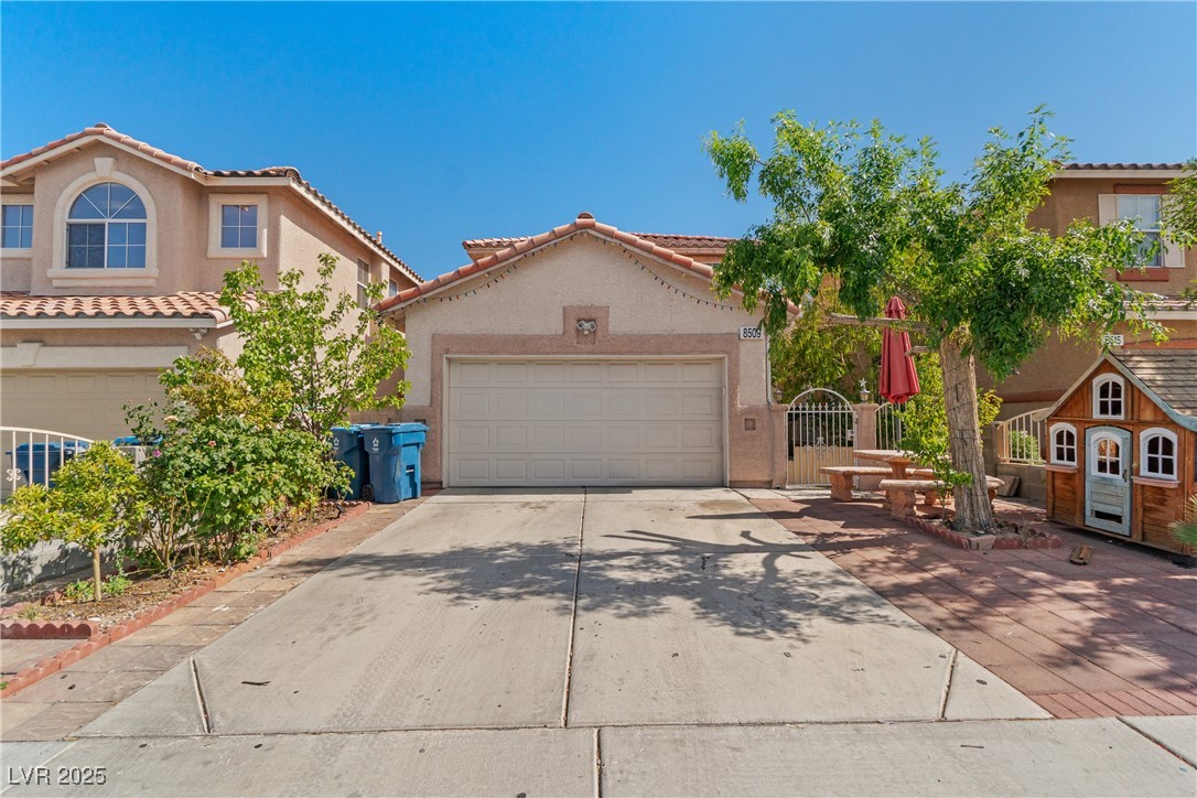 8509 West Rochelle Avenue