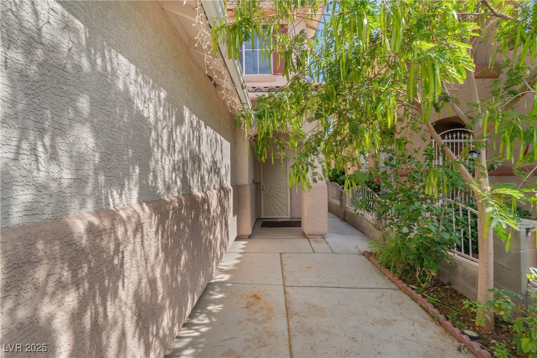 8509 West Rochelle Avenue