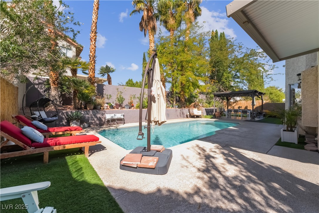 9724 Cascade Falls Avenue