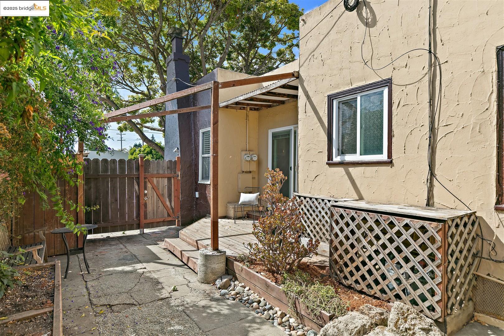 2201-2203 Spaulding Ave
