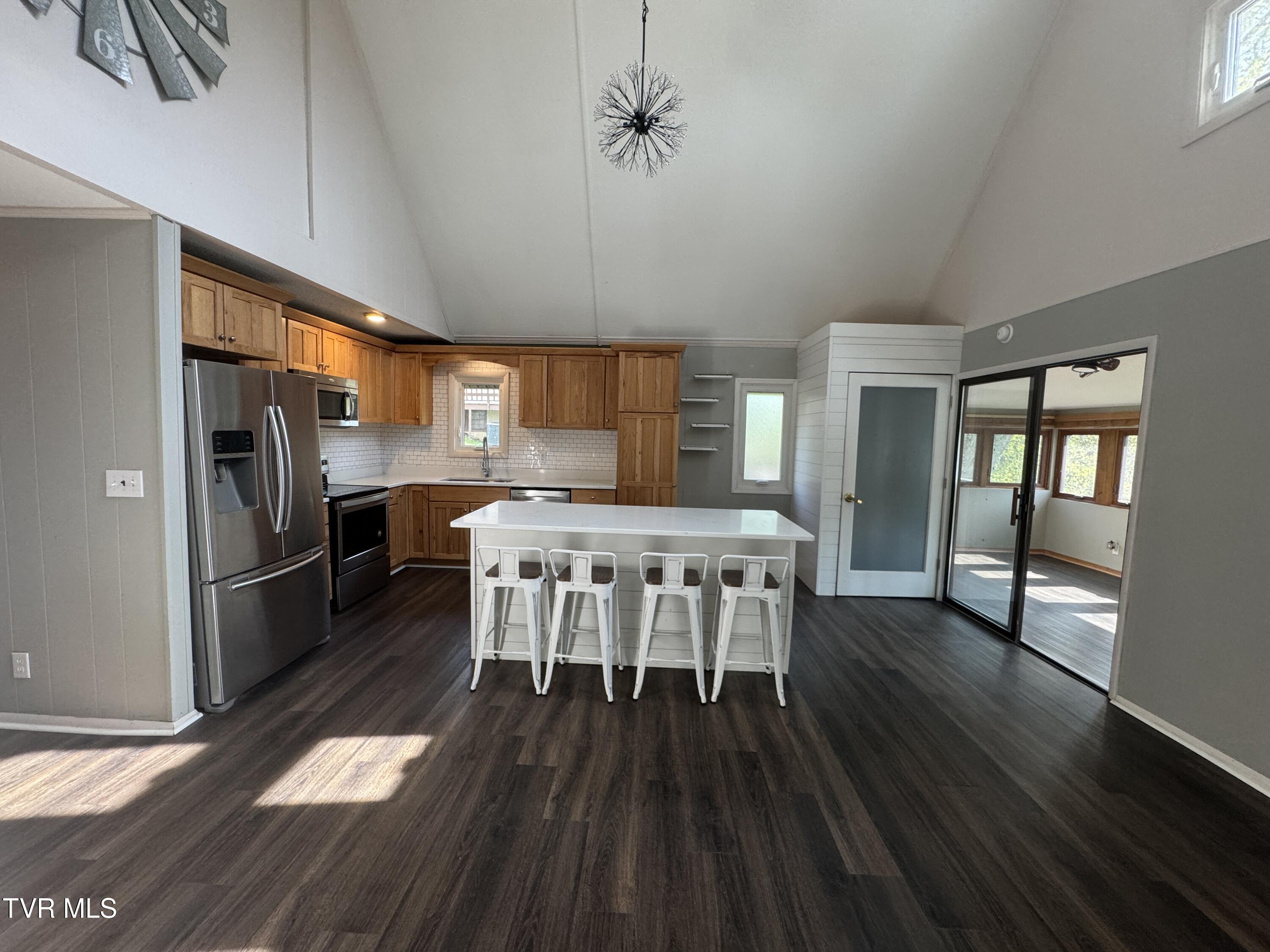 463 Lakeshore Road