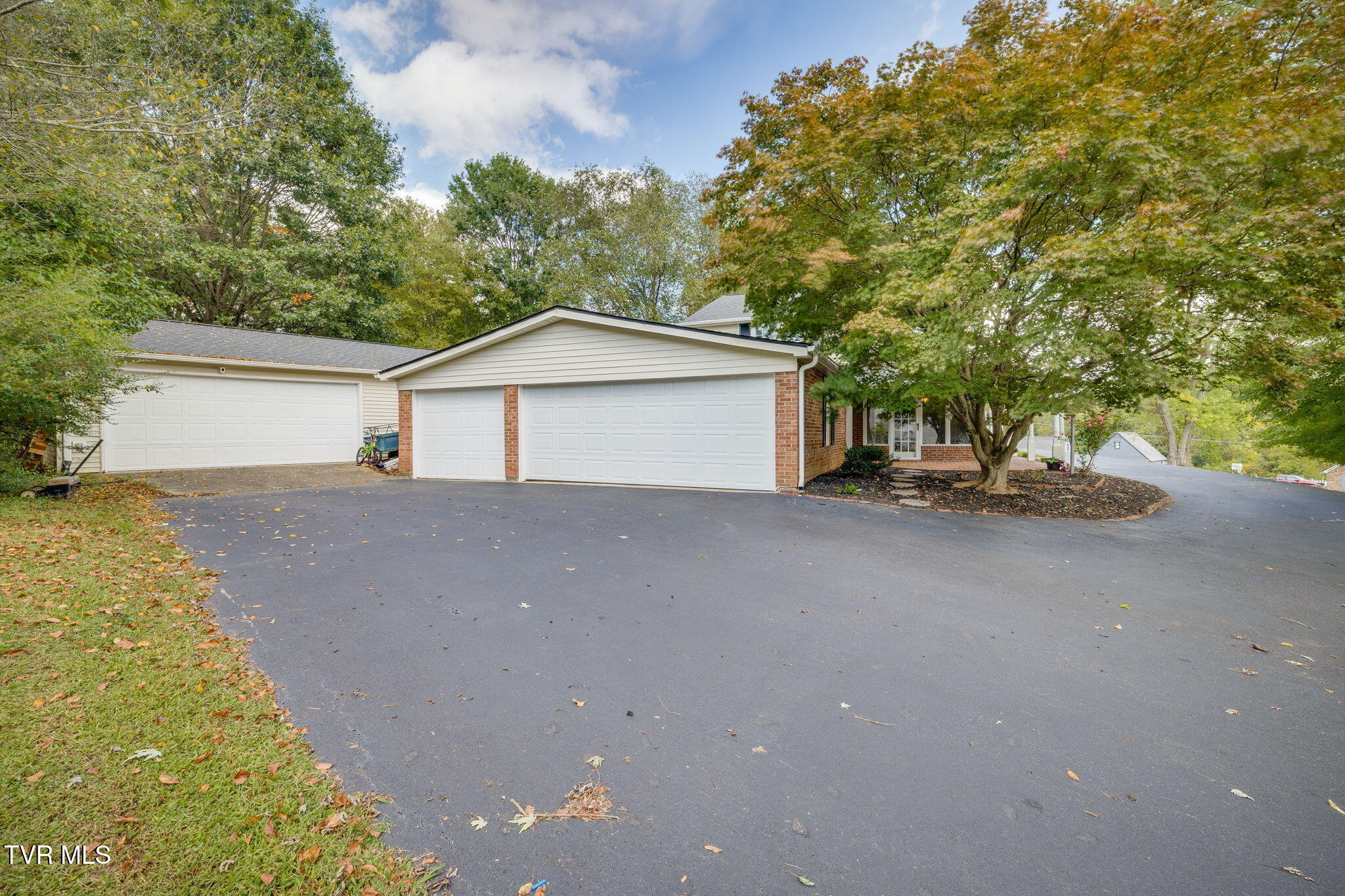 2069 Canterbury Road
