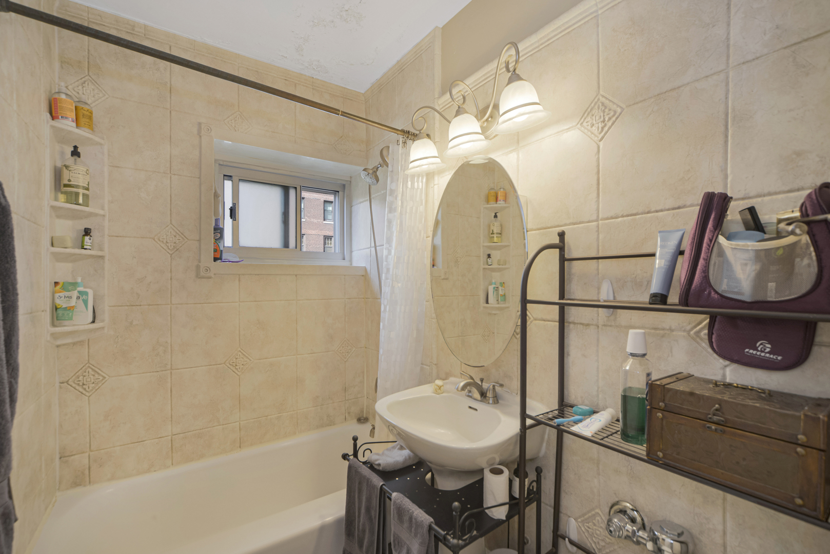 4970 N MARINE Drive Unit: 527