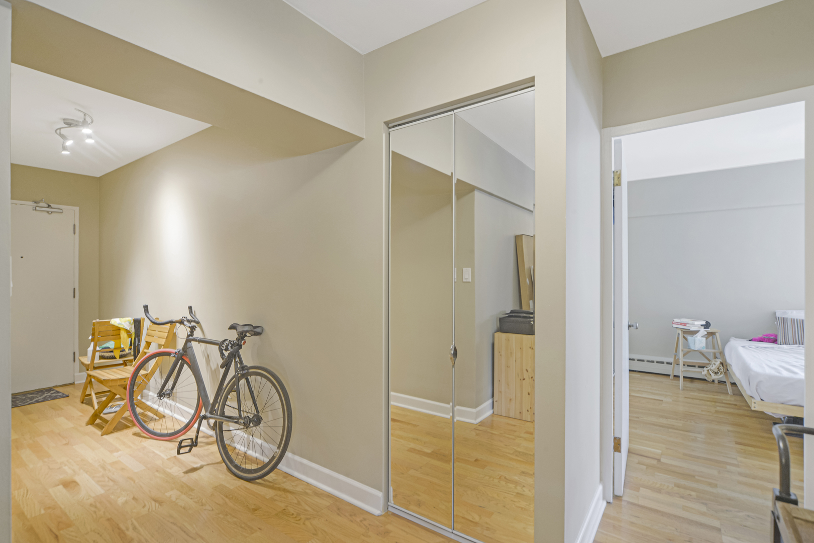 4970 N MARINE Drive Unit: 527