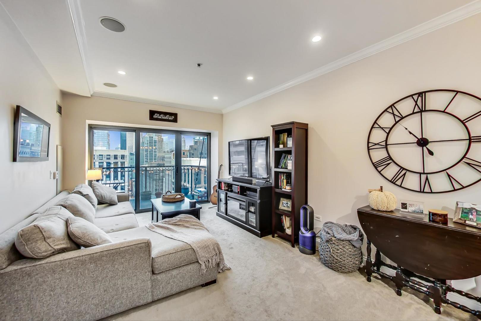 8 W Monroe Street Unit: 2008