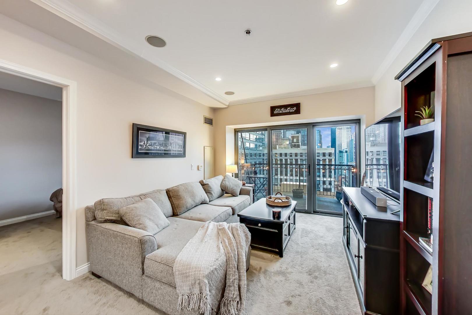 8 W Monroe Street Unit: 2008