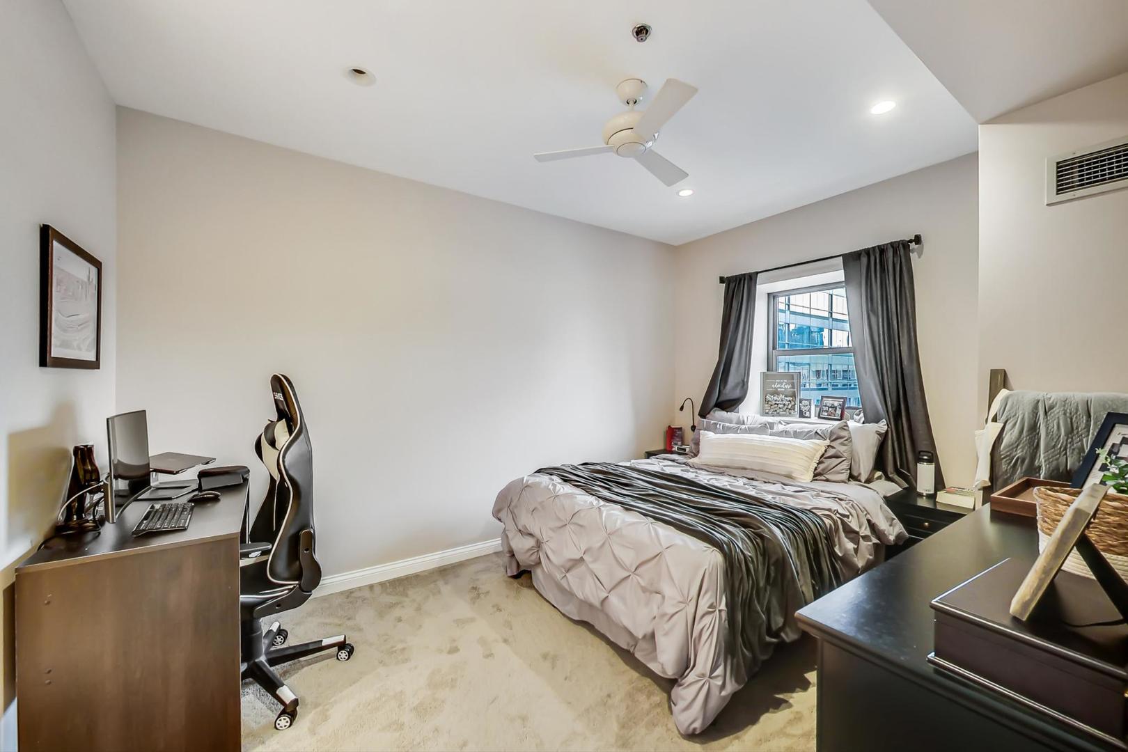 8 W Monroe Street Unit: 2008