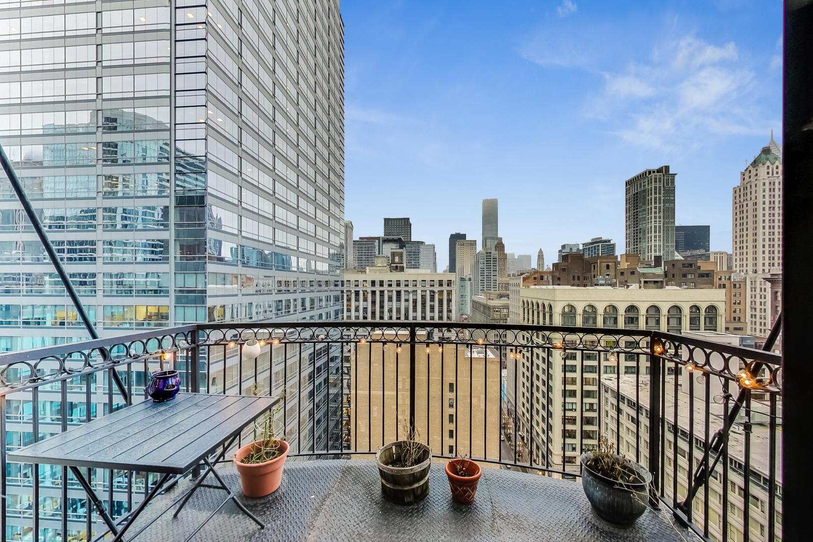 8 W Monroe Street Unit: 2008