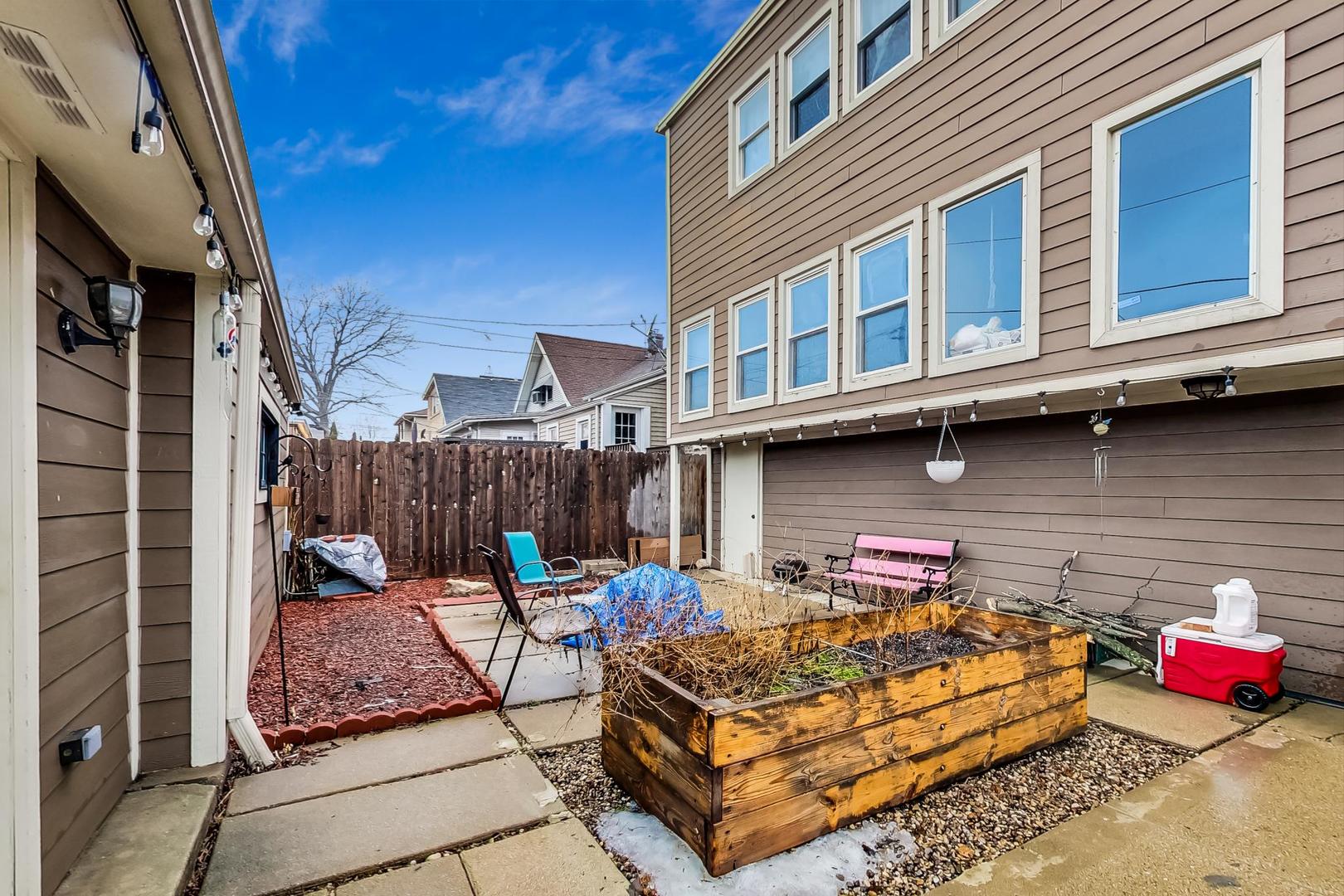 5325 W Belle Plaine Avenue