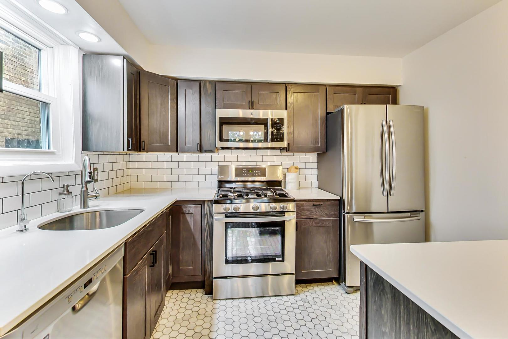 1728 W Farwell Avenue Unit: 202