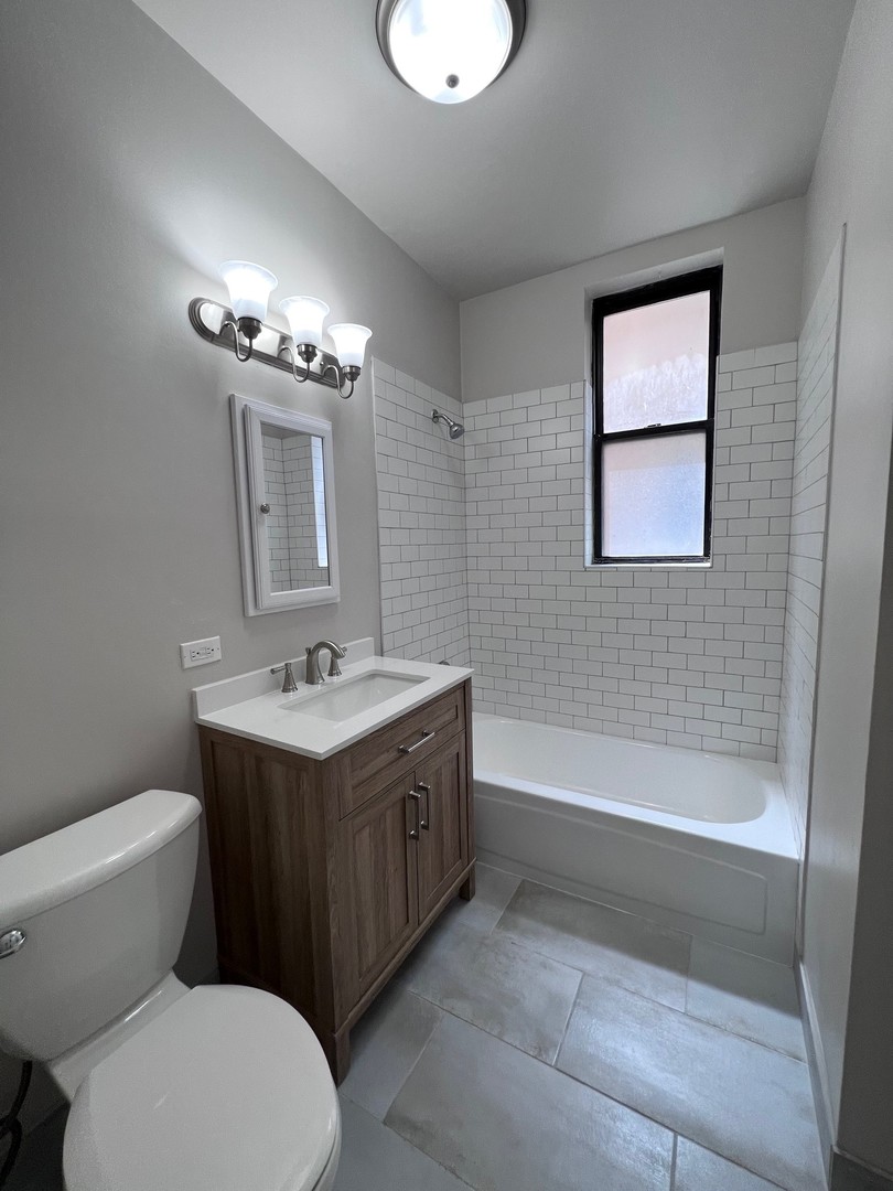 2245 N Western Avenue Unit: 2R