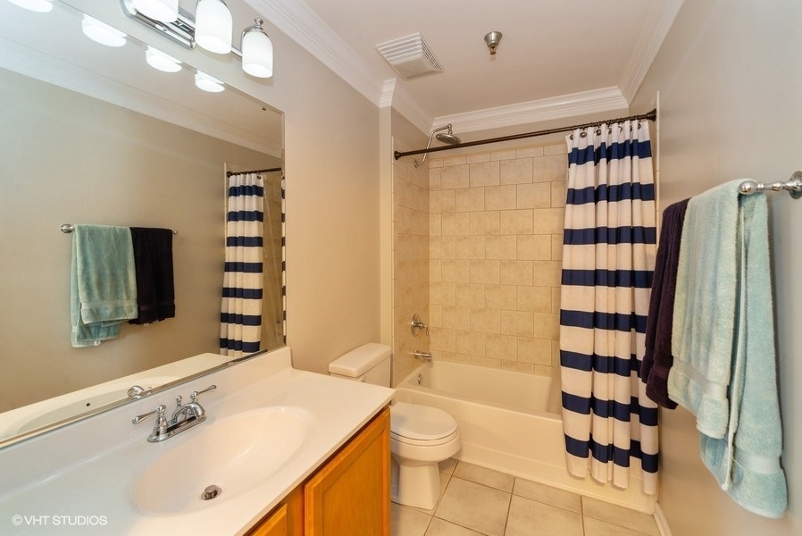 3232 N Halsted Street Unit: D1008