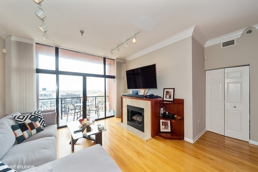 3232 N Halsted Street Unit: D1008