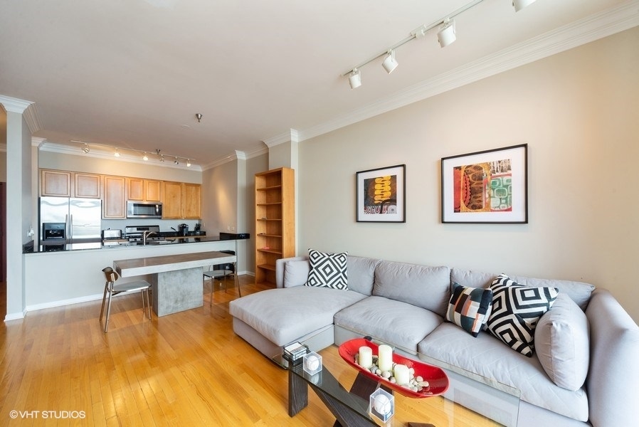 3232 N Halsted Street Unit: D1008