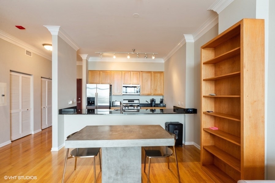 3232 N Halsted Street Unit: D1008