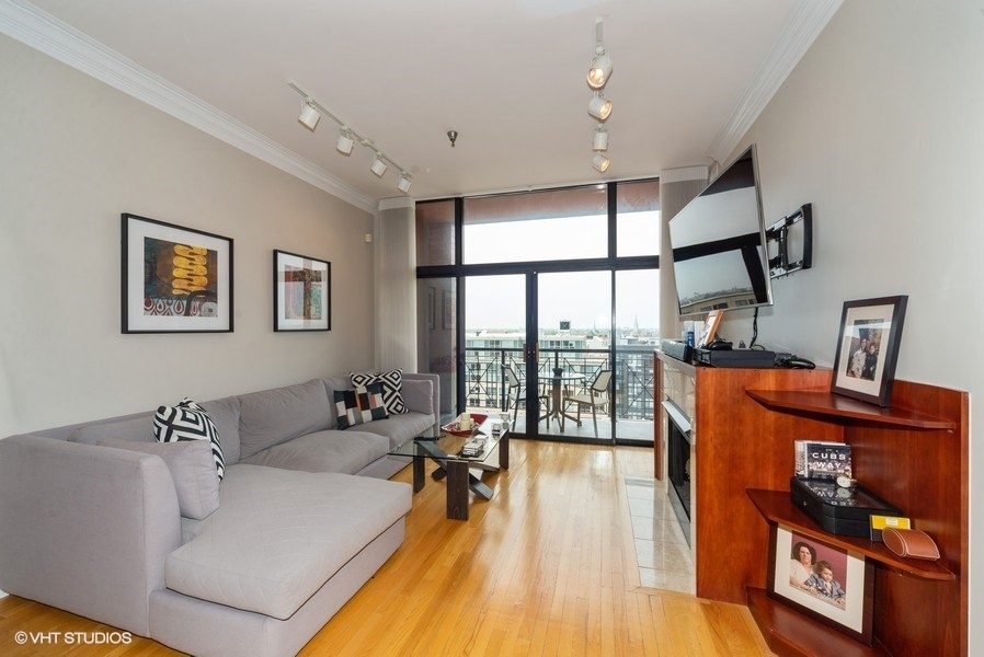 3232 N Halsted Street Unit: D1008